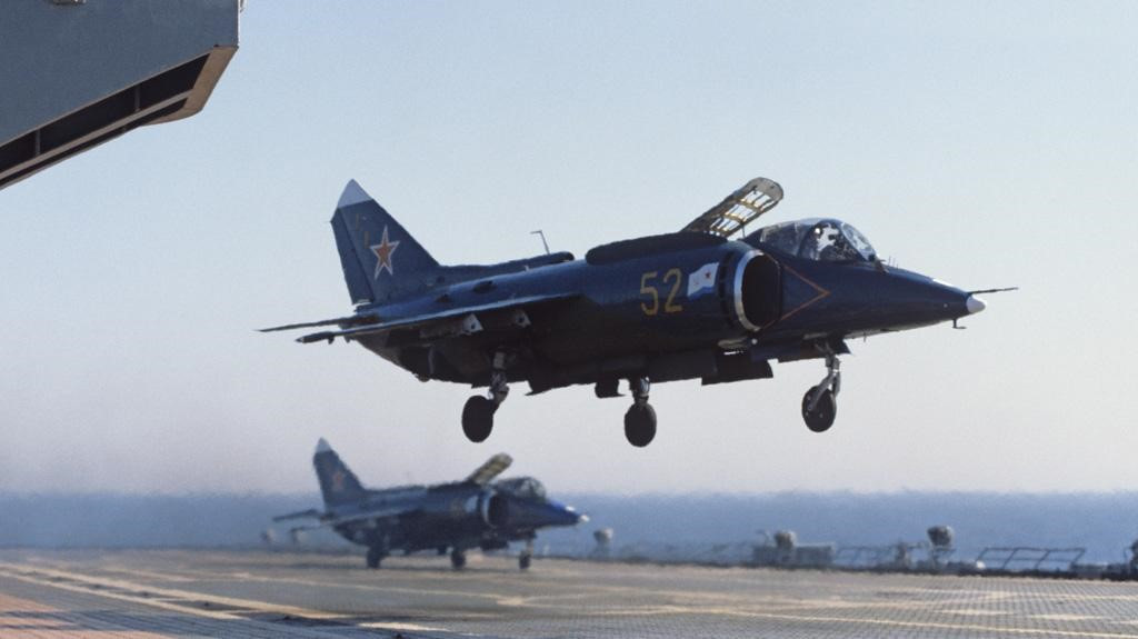 Yak-38 tuy là một thiết kế mang tính đột phá, nhưng nó cũng là loại tiêm kích hạm nổi tiếng thiếu an toàn đặc biệt là việc ghế phi công tự động bật ra khi máy bay nghiêng quá 60 độ.