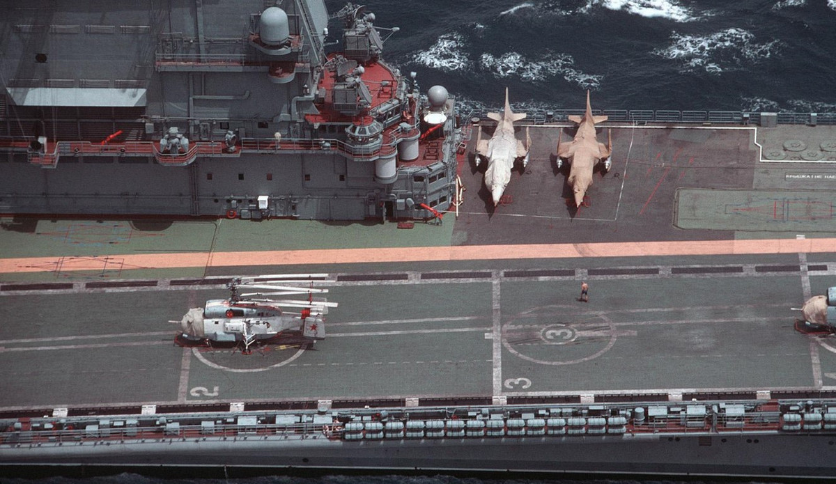 Yak-38 là một tiêm kích cất cánh đường băng ngắn và hạ cánh thẳng đứng độc đáo dựa trên mẫu thiết kế Hawker Siddeley P.1154 của Anh.