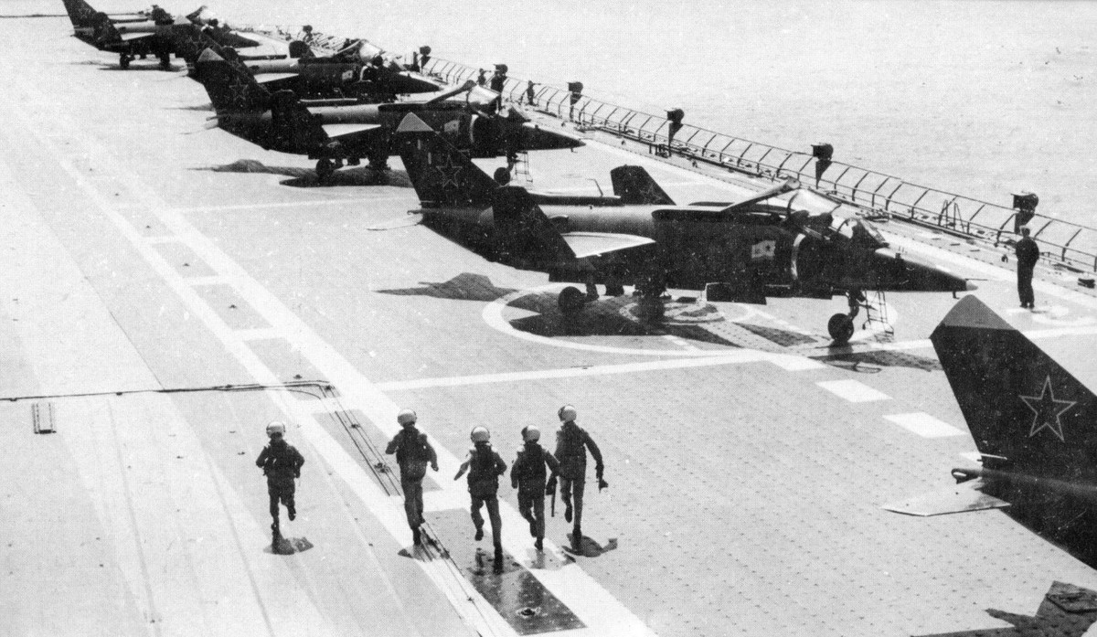 Để có được khả năng đặc biệt này, Yak-38 trang bị một động cơ tuốc bin phản lực Tumansky R-28 V-300 với 2 vòi phun đặt ở dưới đuôi và 2 động cơ phụ Rybinsk RD-38 lắp cùng ở sau buồng lái.