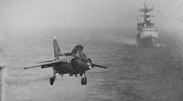 Để tối ưu hoá khả năng hoạt động trên tàu sân bay, các cánh của tiêm kích Yak-38 được thiết kế đặc biệt với khả năng gập lại để tiết kiệm diện tích khi đậu trên trên các tuần dương hạm.