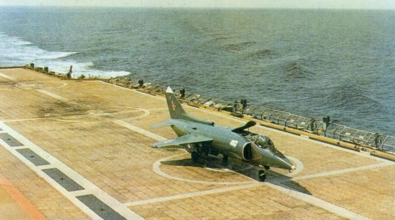 Để có được khả năng cất cánh thẳng đứng từ tàu sân bay, chiến đấu cơ Yak-38 đã phải đánh đổi tốc độ và sự cơ động của mình. Vận tốc tối đa của loại tiêm kích hạm này chỉ là Mach 0.95.