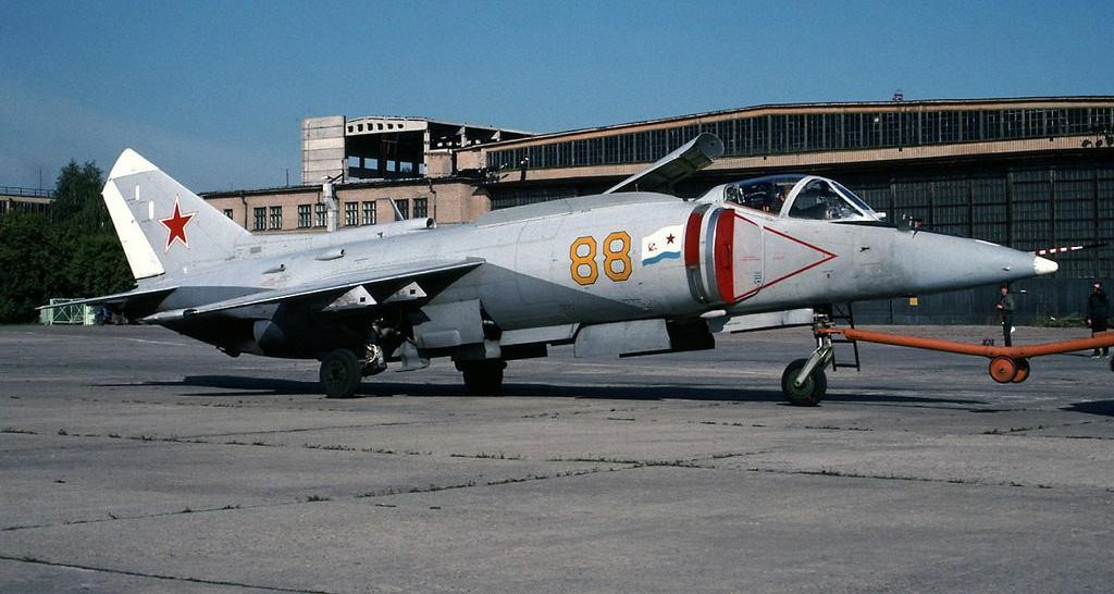 Vì chỉ có 4 giá treo nên Yak-38 phải lựa chọn mang bom thì thôi tên lửa và ngược lại trong tác chiến đối đất, đối hải. Thường thì, khi mang vũ khí như vậy có thể sẽ lựa chọn mang theo 2 tên lửa không đối không R-60.