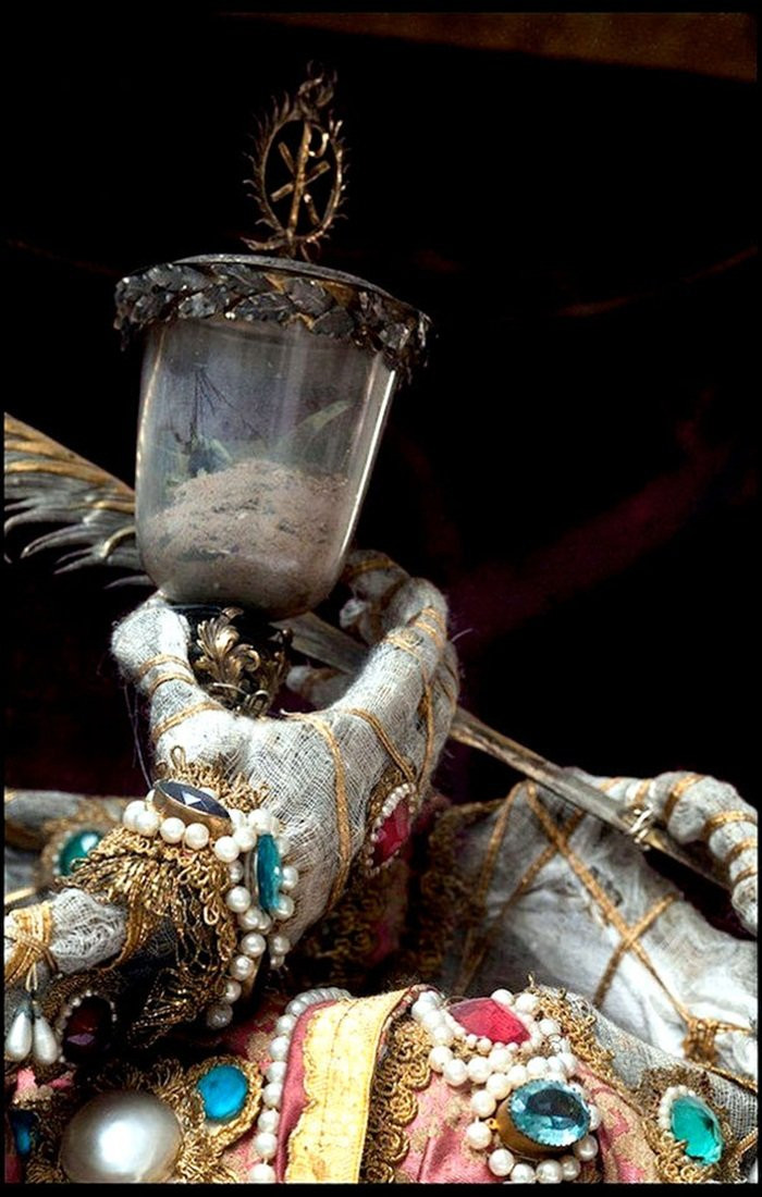 Những xác chết chỉ còn trơ khung xương.