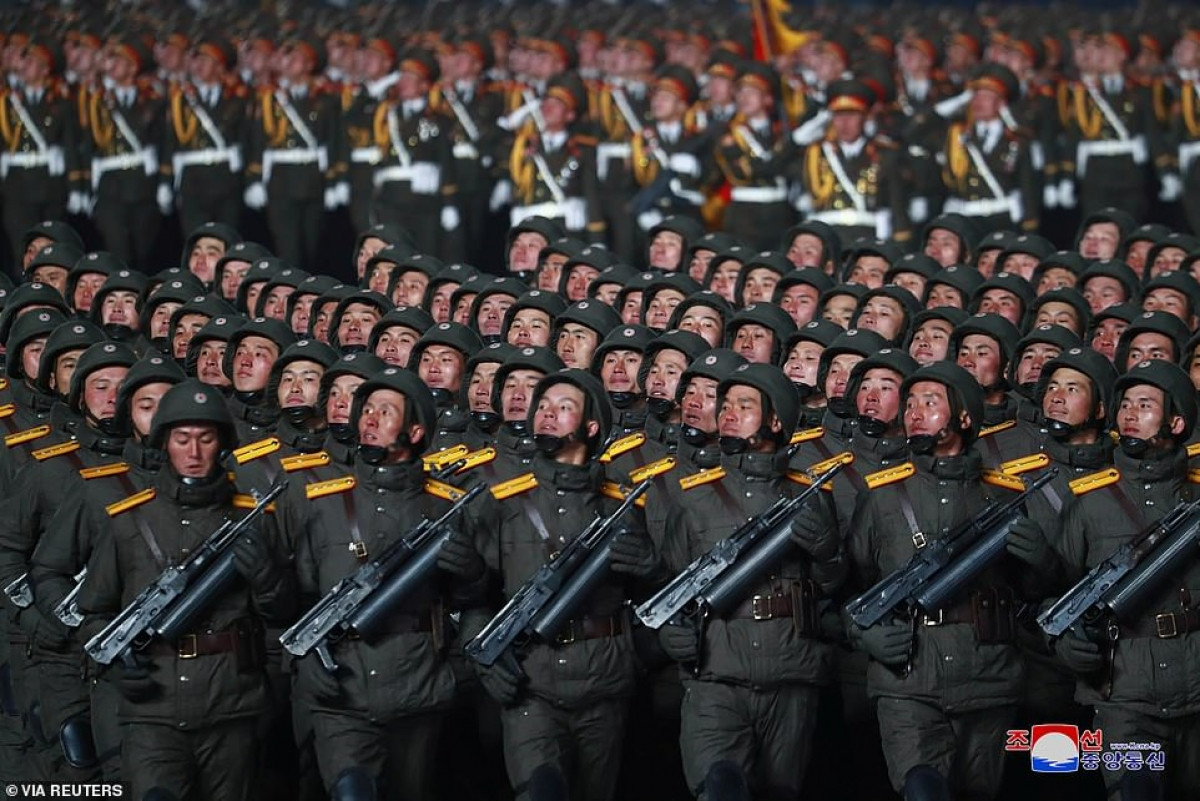 Binh lính Triều Tiên với quân phục mùa đông cùng các loại vũ khí hiện đại.