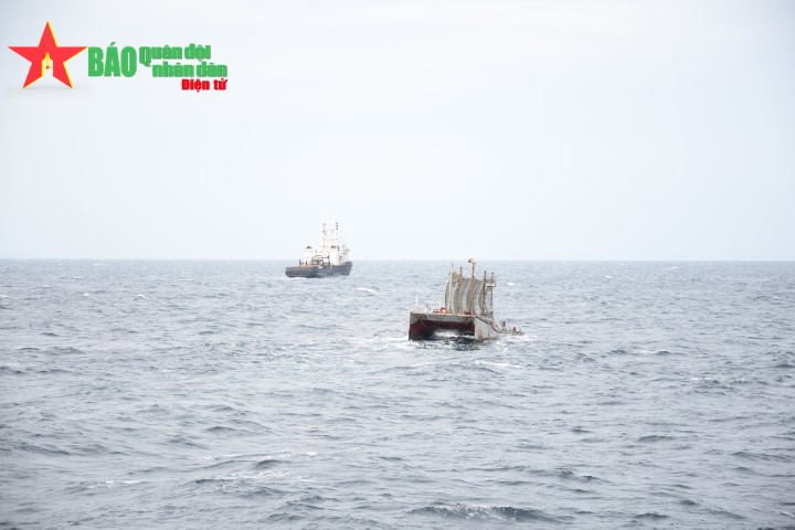 Theo thông tin được tờ Quân đội Nhân dân đăng tải, thời tiết ở khu vực này những ngày gần đây khá phức tạp, biển động mạnh giật cấp 5, cấp 6.