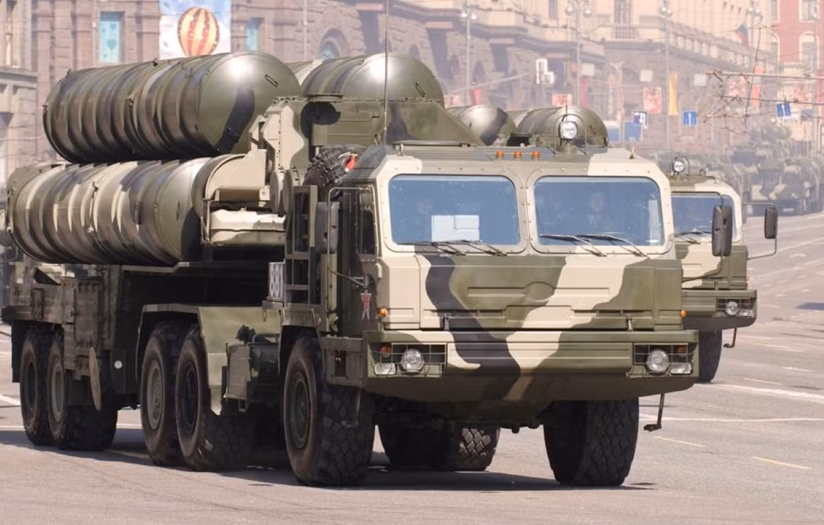 Điểm mạnh của tên lửa phòng không S-400 đó là chống máy bay và tên lửa hành trình, trong khi đó vai trò chủ chốt của S-500 lại là đánh chặn tên lửa đạn đạo xuyên lục địa.