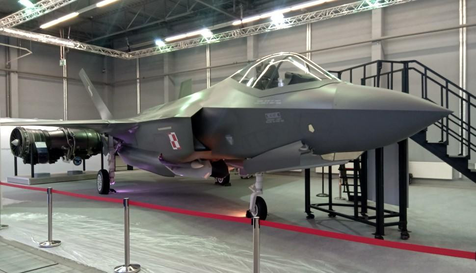 “Những chiếc F-35 mà Ba Lan mua của Mỹ đang gặp nguy hiểm. Giờ đây, các tổ hợp tên lửa phòng không tầm xa S-400 Triumf và máy bay chiến đấu đa năng Su-30SM sẽ nằm cách chúng chỉ 200 km”, bài báo viết.