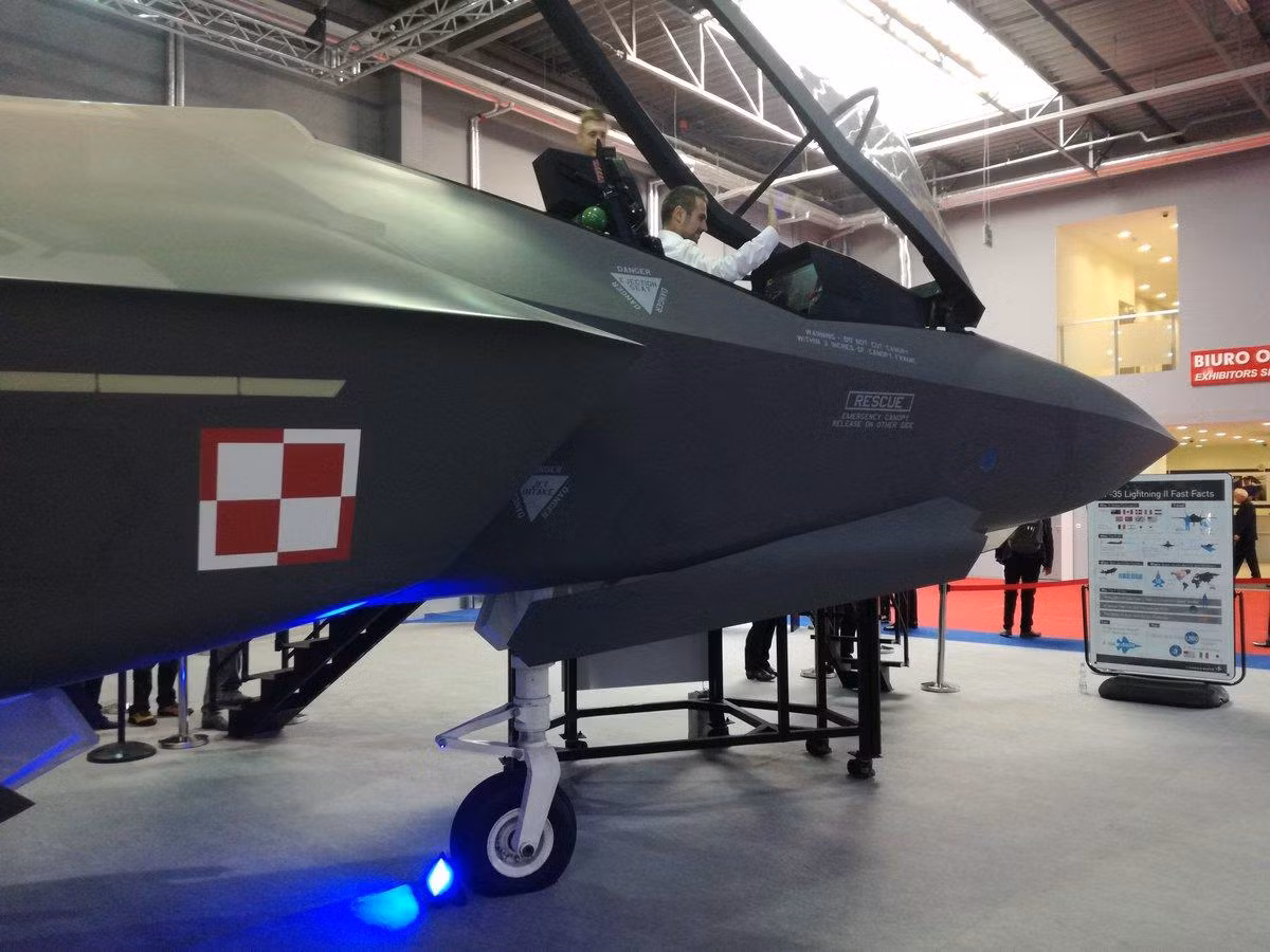 Theo ghi nhận của NetEase, các nhà chức trách Ba Lan đã mua 32 tiêm kích tàng hình thế hệ thứ năm từ Mỹ, số phương tiện tác chiến trên đã tiêu tốn của Warsaw một số tiền lớn, và bây giờ chúng ta có thể nói rằng khoản ngân sách trên đã bị lãng phí.