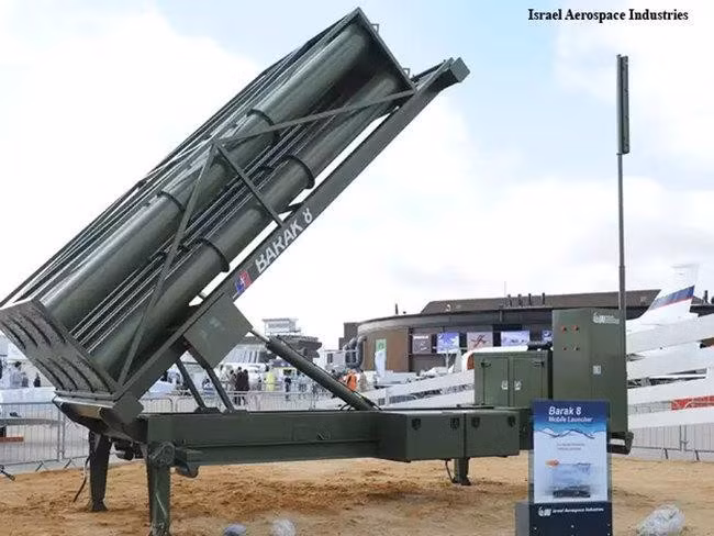 Về phương thức dẫn đường, sau khi phóng, tên lửa Barak-8 sẽ liên tục cập nhật thông tin dữ liệu mục tiêu từ trạm chỉ huy thông qua kênh liên kết để hiệu chỉnh đường bay.