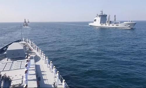 Nhóm tàu Hải quân Nga gồm hộ vệ hạm Đô đốc Grigorovich, tàu tuần tra Dmitry Rogachev và tàu kéo cứu hộ SB-739 tham gia tập trận hải quân chung trên biển AMAN 2021 do Pakistan tổ chức trên biển Arab ngày 15-16/2. Cuộc diễn tập có sự tham gia của 45 quốc gia, bao gồm Mỹ, Anh và Trung Quốc.