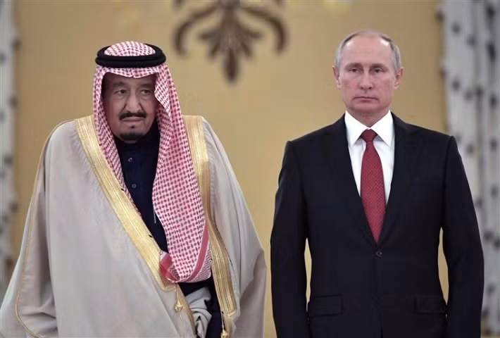 Defense Arabia thậm chí còn khẳng định Nga và Saudi Arabia chính thức "chốt" thương vụ mua sắm hệ thống phòng không S-400 Triumf vào năm 2017, trong cuộc gặp giữa Tổng thống Vladimir Putin với Quốc vương Salman Al Saud.