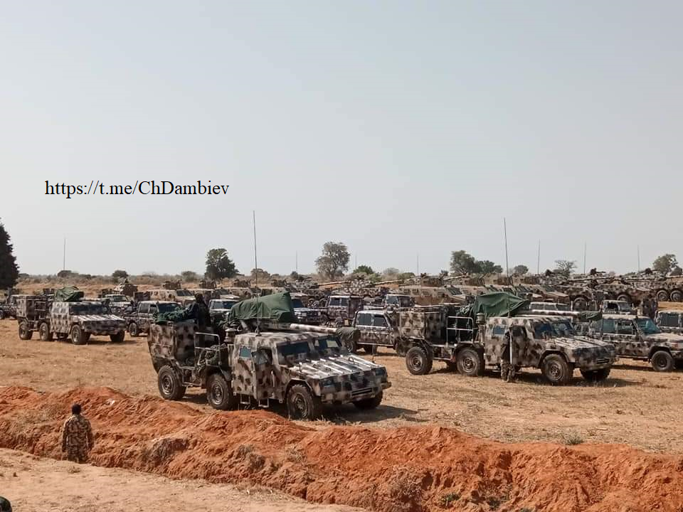 Dàn phương tiện quân sự được Nigeria huy động cho chiến dịch truy quét phiến quân Boko Haram.