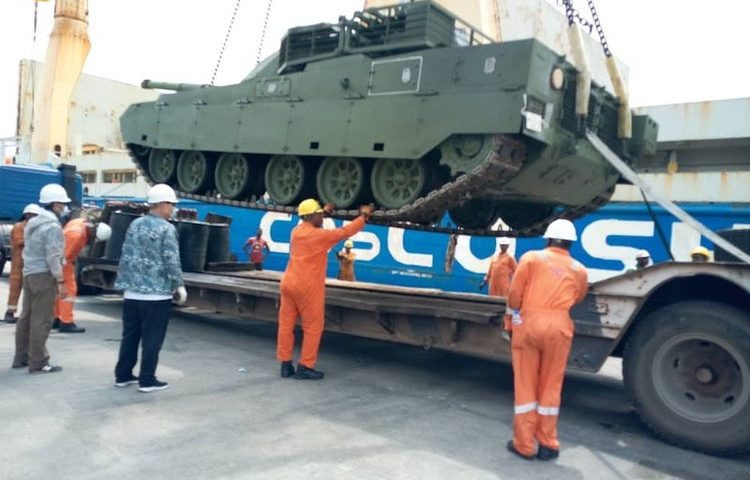 Quốc gia đầu tiên sở hữu loại xe tăng chủ lực này từ Bắc Kinh đó là Thái Lan. Thái Lan nhận 24 chiếc xe tăng VT4 từ năm 2017. Trong cùng năm này, Quân đội Hoàng gia Thái Lan tiếp tục đặt mua 10 xe tăng VT4 từ Trung Quốc.