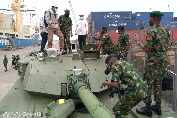 Việc sử dụng những khí tài hạng nặng với số lượng lớn nhằm đảm bảo thương vong của lực lượng quân chính phủ sẽ giữ được ở mức thấp nhất. Ngoài ra đây cũng là cơ hội của Nigeria để thử nghiệm dàn vũ khí mới nhập khẩu.