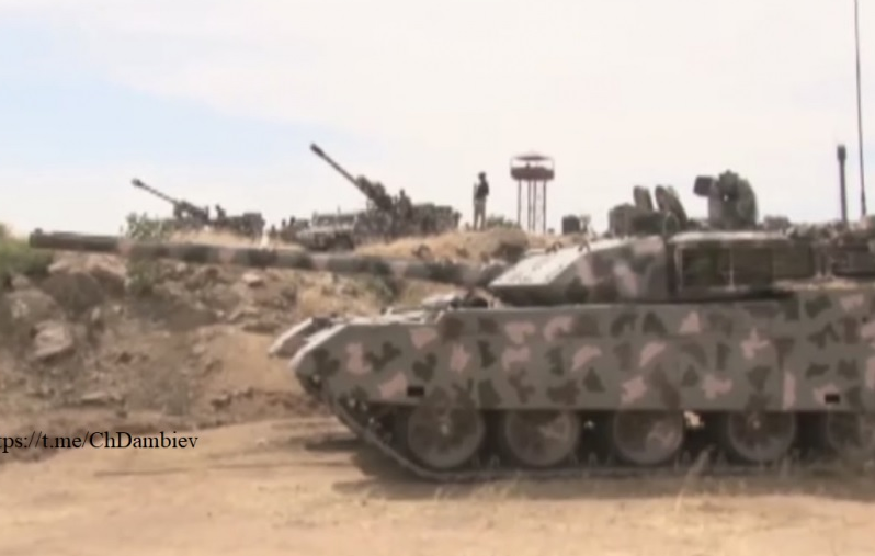 Một loạt các khí tài hiện đại của Trung Quốc trong đó có xe tăng VT4 cùng với xe tăng bánh lốp ST1 và pháo tự hành SH-5 sẽ tham gia thực chiến lần đầu tại châu Phi.