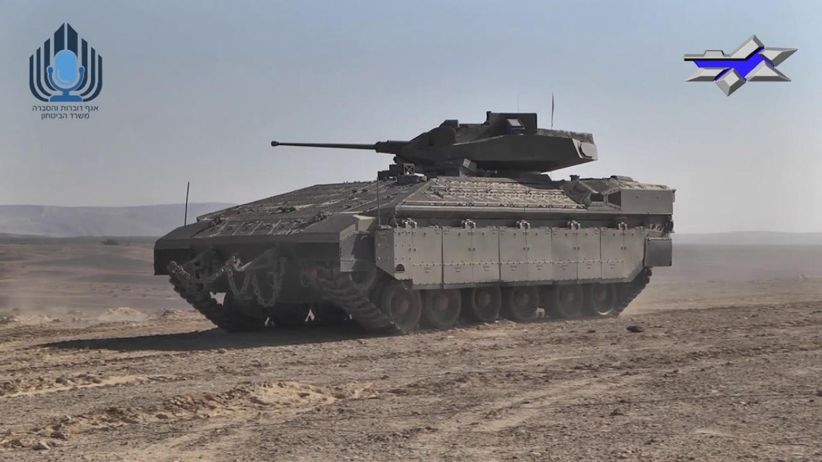 Được biết nhà sản xuất đã giao lô hàng xe thiết giáp Namer đầu tiên cho quân đội Israel trong năm 2008. Tính đến thời điểm kết thúc năm 2017, Lực lượng mặt đất Israel đã được biên chế khoảng 170 xe.