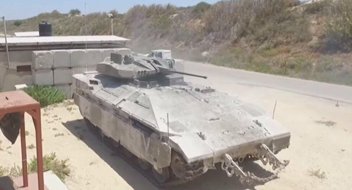 Nguyên bản Namer chỉ được trang bị một trạm vũ khí điều khiển từ xa tích hợp súng máy 12,7 mm hoặc súng phóng lựu 40 mm. Ngoài ra xe còn có một súng máy 7,62 mm điều khiển bằng tay.