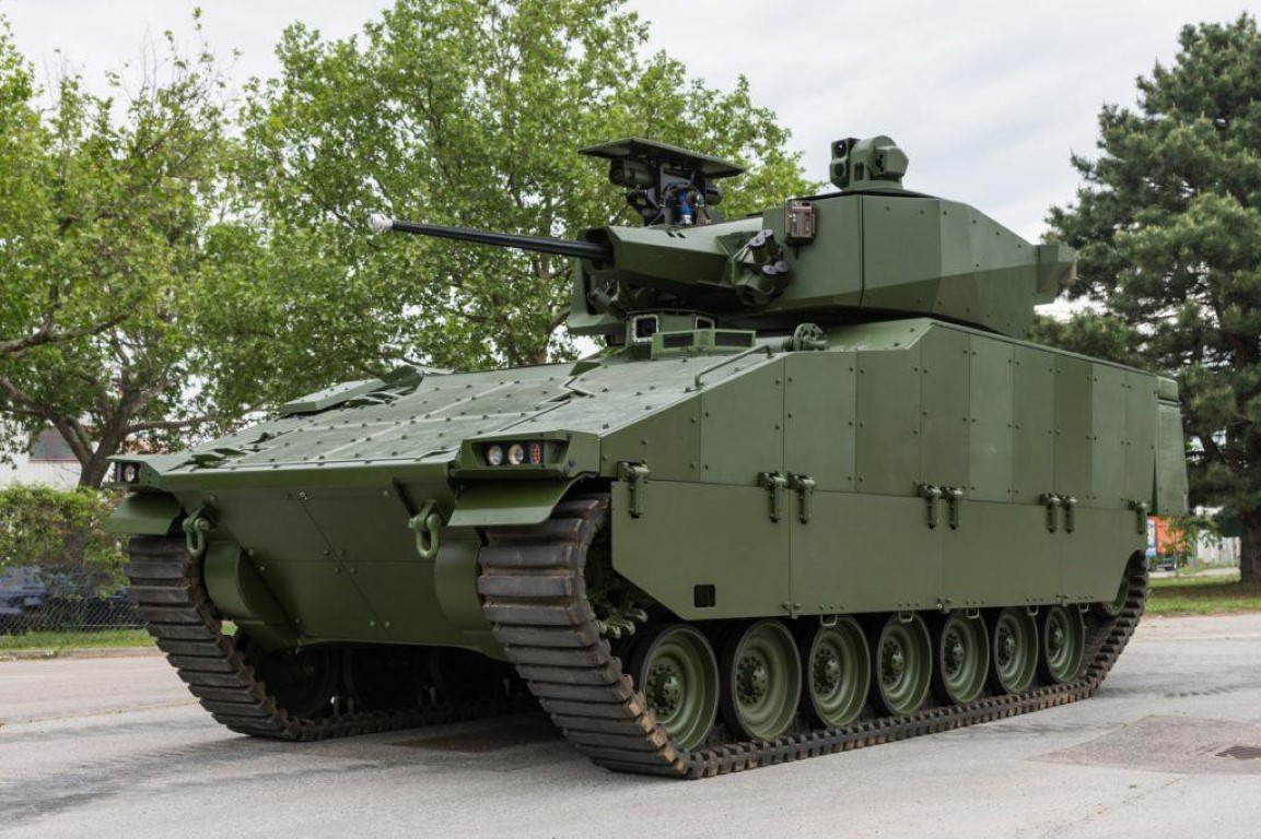 Chiếc APC này có chiều dài 7,5 m, chiều rộng 3,8 m, chiều cao 2 m, trọng lượng chiến đấu lên tới 50 tấn. Namer chính là dòng xe thiết giáp chở quân nặng nhất hành tinh.