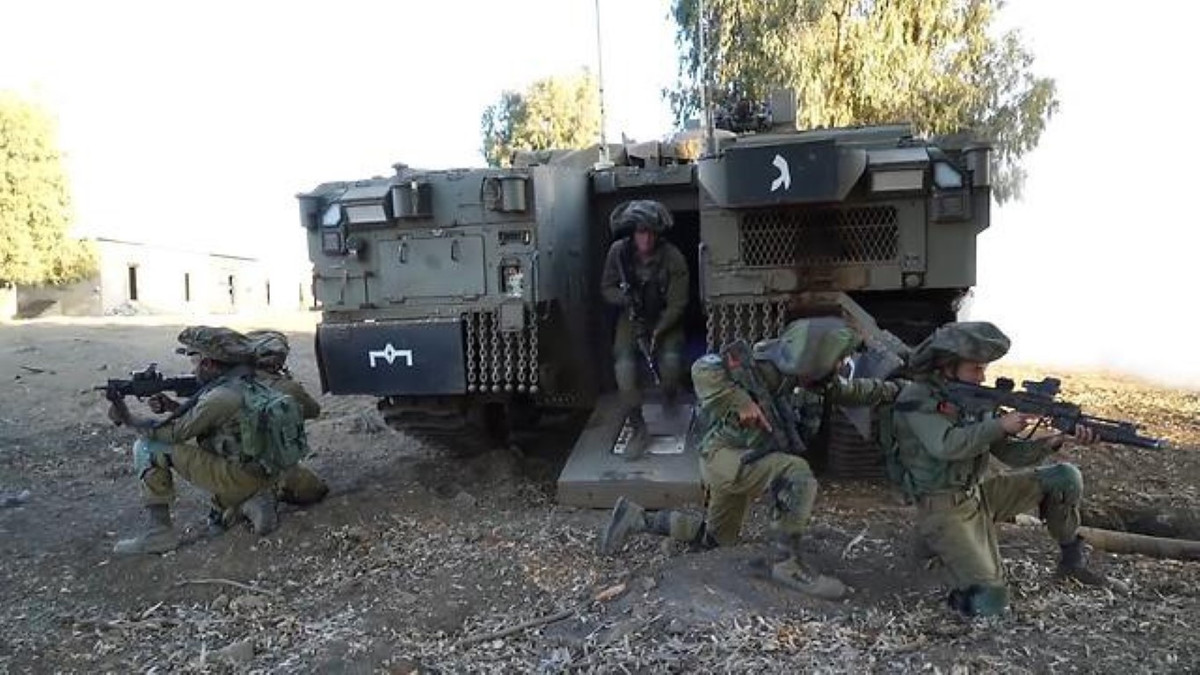 Namer có thể chở 10 binh lính với đầy đủ vũ khí trang bị. Họ lên xuống xe thông qua cửa phía sau đuôi để tránh bị sát thương bởi hỏa lực bắn thẳng của đối phương.