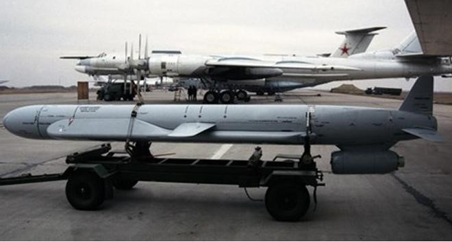 Theo một số liệu thống kê của tình báo Mỹ, tại thời điểm năm 1992, Ukraine thừa hưởng một di sản hạt nhân lớn của Liên Xô. Trên lãnh thổ Ukraine còn lại 1.950 đơn vị vũ khí hạt nhân chiến lược và 1.883 đơn vị vũ khí hạt nhân chiến thuật, trong đó có 176 tên lửa đạn đạo liên lục địa. Trong hình là tên lửa hành trình Kh-55.