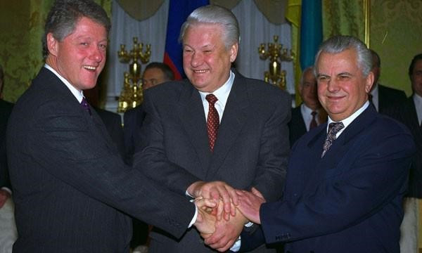 Cựu Tổng thống Ukraine Kravchuk còn cho biết, nếu Ukraine không từ bỏ vũ khí hạt nhân, nước này sẽ đối mặt với nguy cơ khủng hoảng kinh tế lớn. Hình ảnh tổng thống Clinton (Mỹ), Yelsin (Nga) và Kravchuk (Ukraine)