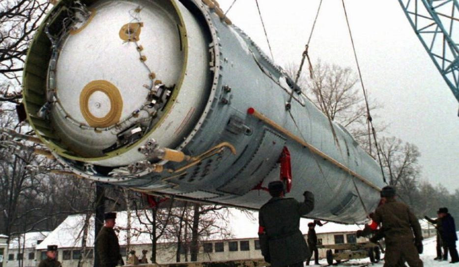 Bắt đầu từ năm 1996, Ukraine có quy chế quốc gia không sở hữu vũ khí hạt nhân. Còn Nga-Mỹ-Anh cam kết bảo đảm an ninh cho Kiev trong trường hợp bị quân đội nước ngoài xâm lược.