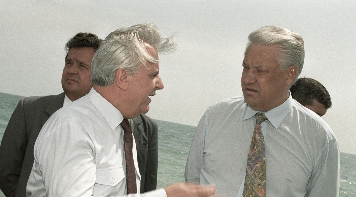 Cựu Tổng thống Ukraine khi đó là ông Leonid Kravchuk đã cho biết, nước này phải từ bỏ vũ khí hạt nhân theo yêu cầu của Anh, Mỹ và Nga. "Chúng tôi đã phải đối mặt với một sự lựa chọn - hoặc là chúng tôi từ bỏ duy trì vũ khí hạt nhân, hoặc họ sẽ trừng phạt gây áp lực kinh tế ", ông nói.