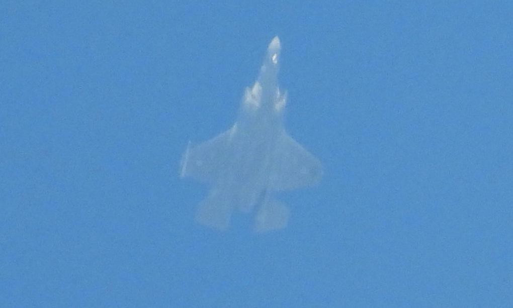 Đài truyền hình Al-Manar của lực lượng dân quân Hezbollah hôm 25-1-2021 công bố ảnh chụp hai tiêm kích tàng hình F-35I "Adir" hoạt động trên bầu trời Lebanon, đánh dấu lần đầu tiên chiến đấu cơ tàng hình Israel được chụp ảnh từ dưới mặt đất trong lúc làm nhiệm vụ.