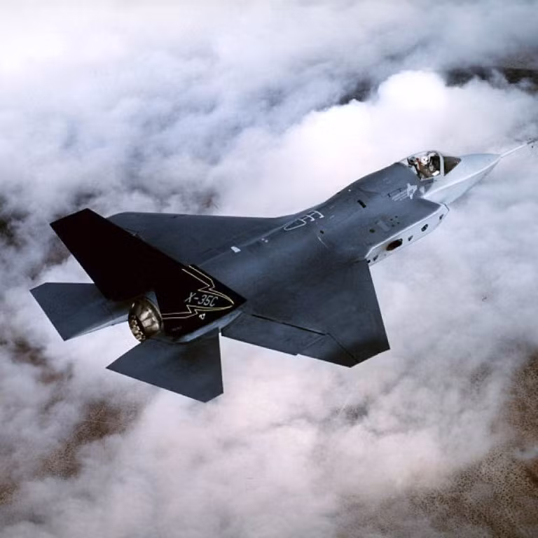 Bản thân tiêm kích F-16 của Mỹ cũng sử dụng nhiên liệu đặc biệt, cùng với đó là hệ thống dự trữ năng lượng điện, cho phép máy bay hoạt động thêm 10 phút sau khi động cơ tắt. Hết 10 phút, năng lượng dự trữ sẽ hết và khi này máy bay cũng sẽ vô phương điều khiển.