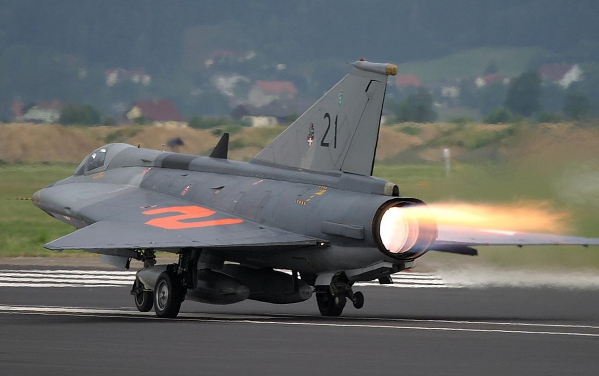 So với các tiêm kích một động cơ, chiến đấu cơ động cơ kép được coi là hoạt động ổn định hơn. Trong trường hợp một động cơ bị hỏng, ít nhất một động cơ còn lại, cũng đủ để đưa máy bay hạ cánh an toàn.