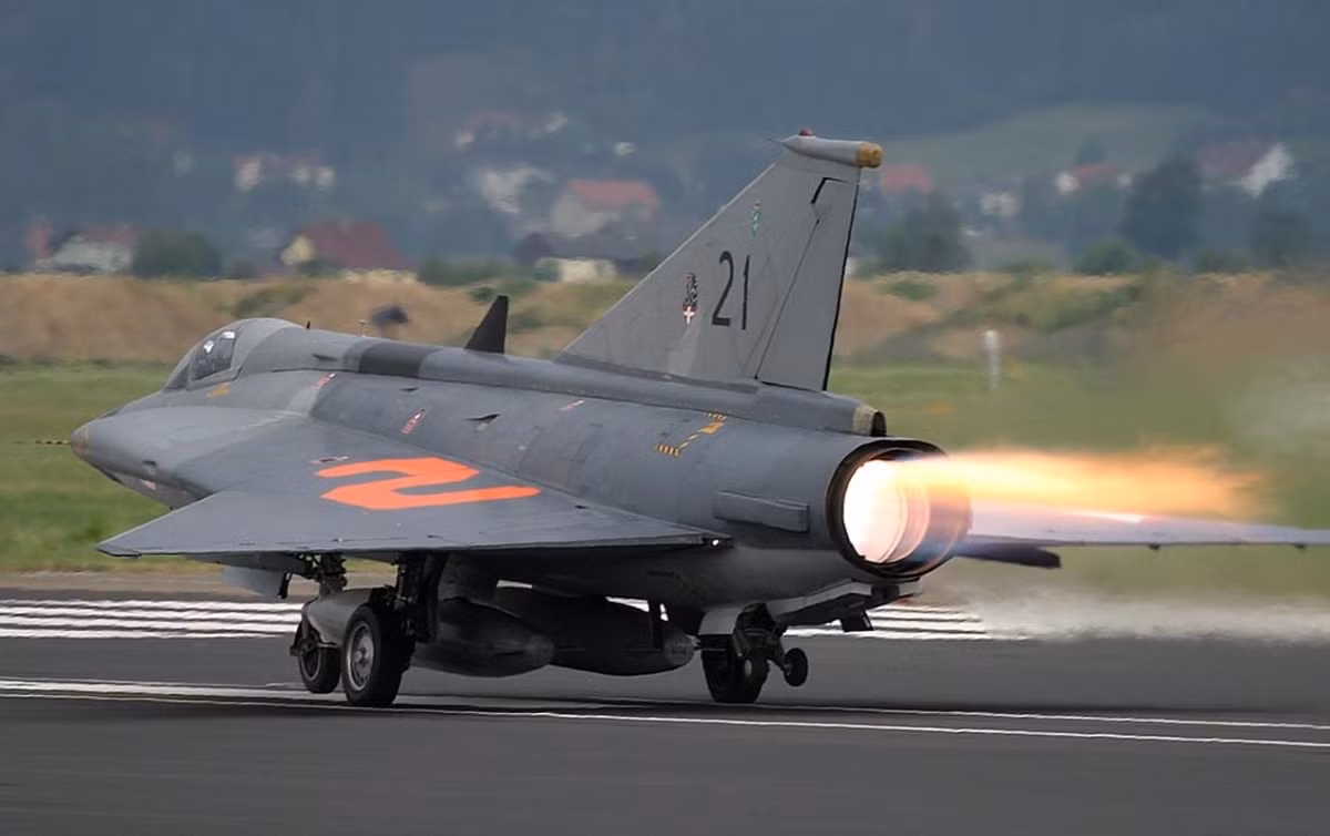 So với các tiêm kích một động cơ, chiến đấu cơ động cơ kép được coi là hoạt động ổn định hơn. Trong trường hợp một động cơ bị hỏng, ít nhất một động cơ còn lại, cũng đủ để đưa máy bay hạ cánh an toàn.