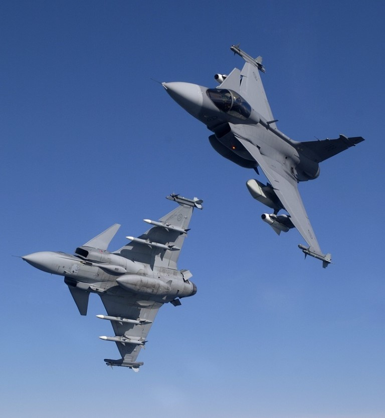 Với các tiêm kích một động cơ, một khi động cơ dừng hoạt động, phi cơ sẽ ngay lập tức rơi vào trạng thái mất điều khiển. Nhất là với các phi cơ hiện đại ngày nay, vốn sử dụng hệ thống lái điện tử fly-by-wire, chỉ cần động cơ tắt, máy tính cũng sẽ tắt và hệ thống lái sẽ vô dụng ngay lập tức.