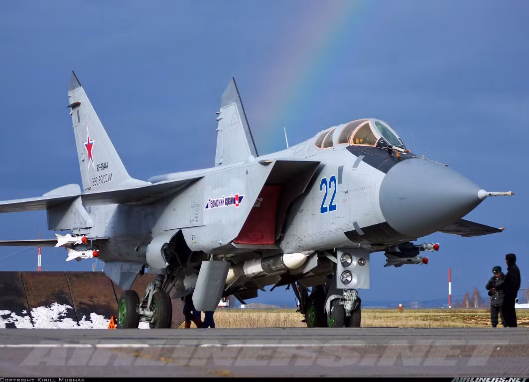 Ngoài ra hiện tại Nga còn triển khai được cả một phi đội tiêm kích MiG-31K đã gia cố khung thân để mang theo tên lửa hạng nặng, cho nên điều kiện để đánh giá thử nghiệm vũ khí mới vào lúc này có nhiều thuận lợi hơn so với thời Liên Xô.