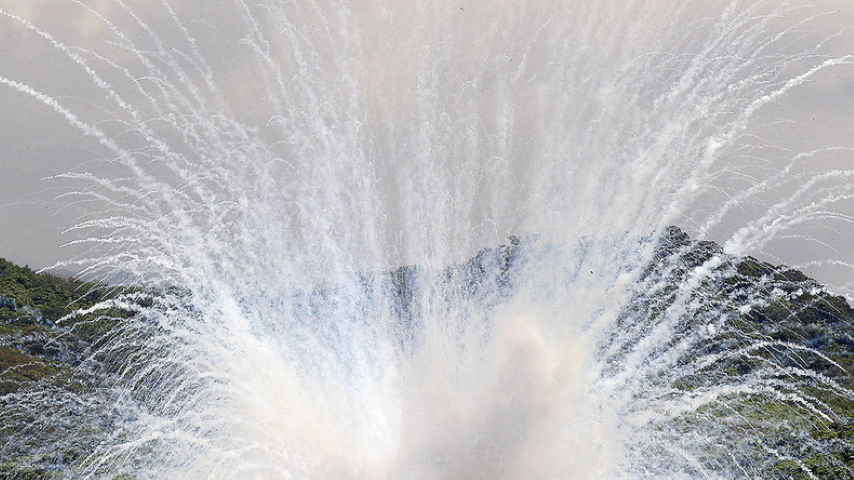 Khi bám vào người, phốt-pho cháy có thể để lại tổn thương vĩnh viễn cho nạn nhân, hoặc khiến nạn nhân tử vong sau đó do nhiễm trùng.