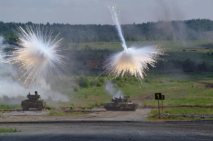 Về cơ bản, vũ khí phốt-pho không bị cấm hoàn toàn, thứ vũ khí này chỉ bị cấm sử dụng trong môi trường đô thị, hoặc sử dụng tại khu vực có dân thường.