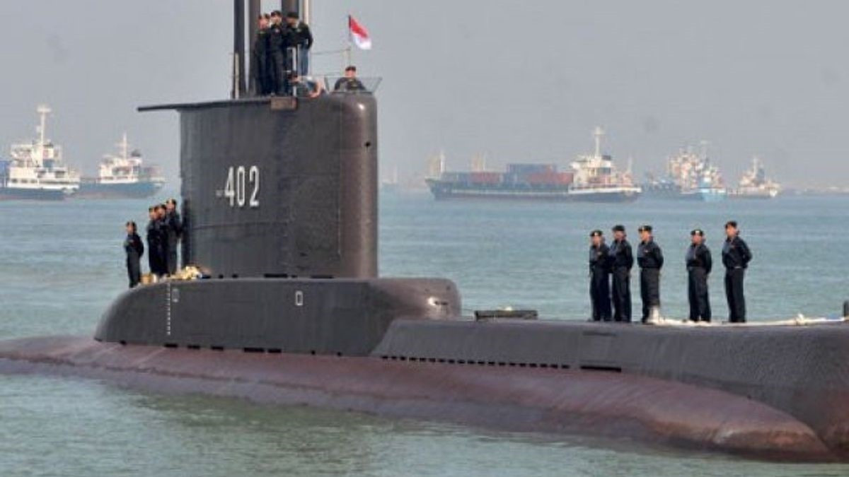 Được khởi công đóng mới từ năm 1977, tàu ngầm KRI Nanggala-402 của Indonesia có chiều dài 60 mét, lườn rộng 6 mét, tốc độ tối đa khi lặn lên tới 21,5 hải lý/giờ.