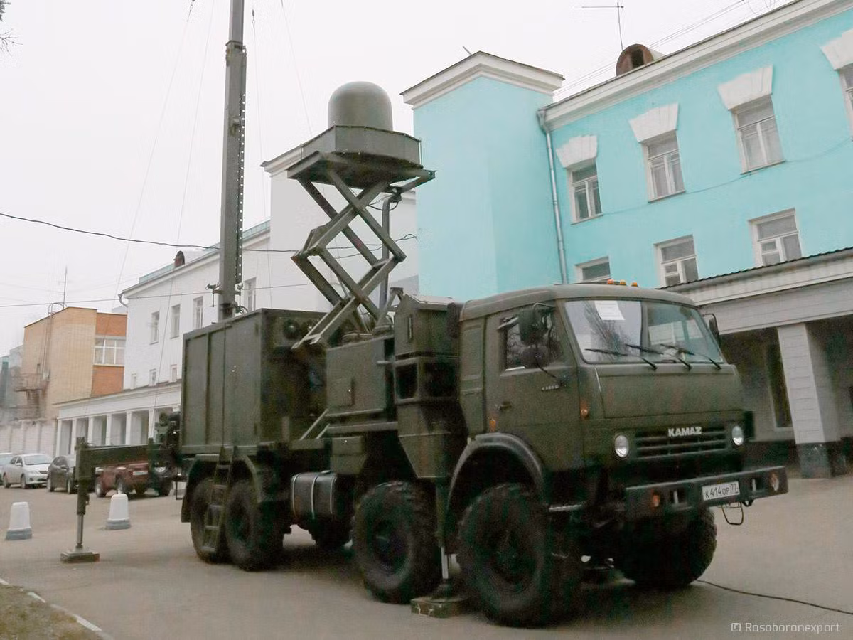 Tổ hợp tác chiến điện tử Avtobaza-M theo dõi tọa độ mục tiêu, tự động truyền dữ liệu đến sở chỉ huy phòng không. Tổ hợp trên mặt đất bao gồm 4 trạm phát hiện và tìm hướng, cũng như một trạm xử lý thông tin.