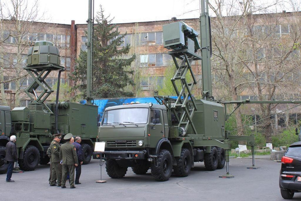 Avtobaza-M với sự hỗ trợ của hai tổ hợp tương tự giúp nó có thể thu được tham số về vị trí của các vật thể trên không và truyền dữ liệu chính xác về chúng dưới dạng chỉ định mục tiêu cho các hệ thống phòng không.