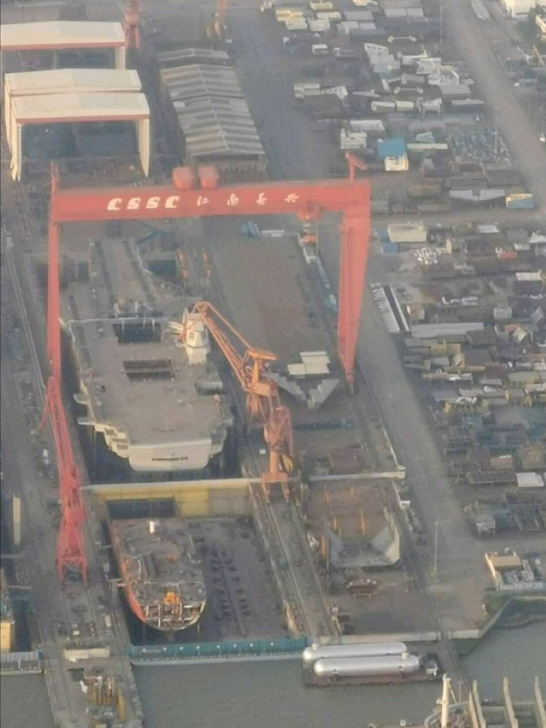 Tàu sân bay Type 003 cũng sẽ có 4 đường băng cất - hạ cánh giống hệt như tàu sân bay lớp Ford của Mỹ, tuy nhiên tàu sân bay này lại chỉ có 2 thang máy nâng máy bay - trong khi các tàu lớp Ford sẽ có thiết kế ba chiếc. Ảnh: Phần thượng tầng (đảo chỉ huy) của Type 003 được lắp đặt.