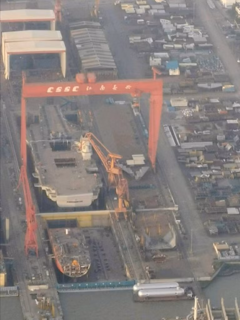 Tàu sân bay Type 003 cũng sẽ có 4 đường băng cất - hạ cánh giống hệt như tàu sân bay lớp Ford của Mỹ, tuy nhiên tàu sân bay này lại chỉ có 2 thang máy nâng máy bay - trong khi các tàu lớp Ford sẽ có thiết kế ba chiếc. Ảnh: Phần thượng tầng (đảo chỉ huy) của Type 003 được lắp đặt.