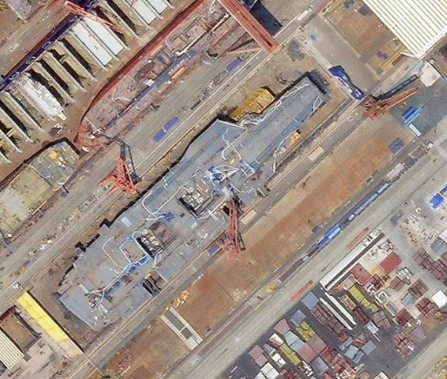 Theo đó, dựa vào những hình ảnh vệ tinh rất sắc nét và chi tiết, có thể thấy rõ hàng không mẫu hạm thứ ba của Trung Quốc, đã thành hình và thậm chí đã được lắp hệ thống thượng tầng.