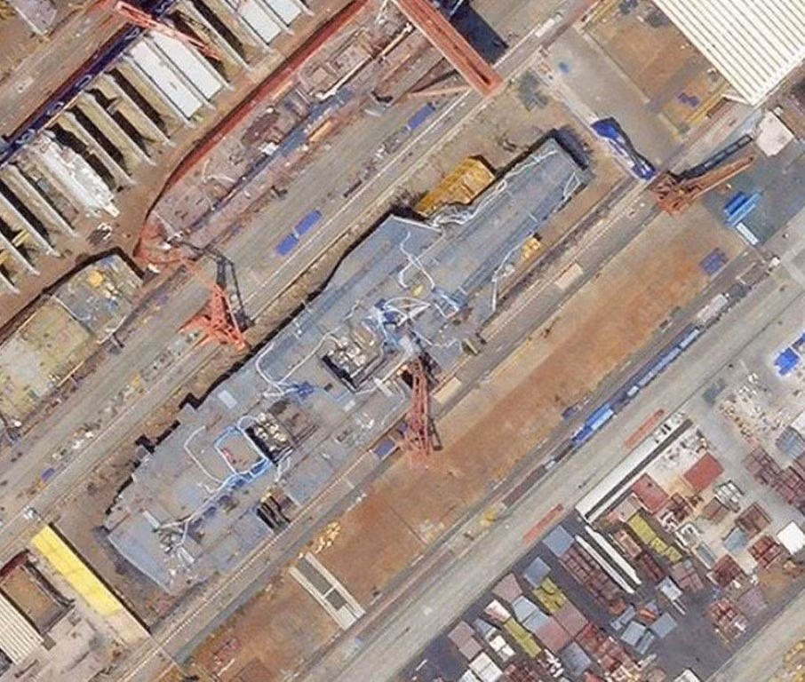 Theo đó, dựa vào những hình ảnh vệ tinh rất sắc nét và chi tiết, có thể thấy rõ hàng không mẫu hạm thứ ba của Trung Quốc, đã thành hình và thậm chí đã được lắp hệ thống thượng tầng.