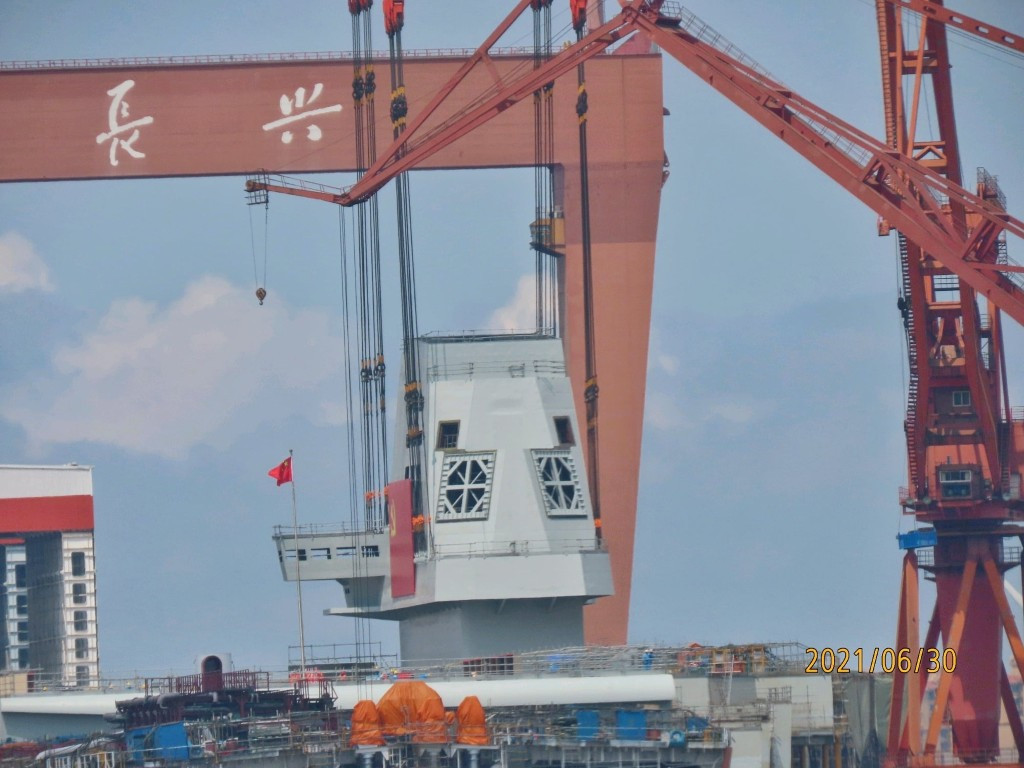 Ngoài ra, Type 003 vẫn sẽ sử dụng kiểu thiết kế một tháp thượng tầng duy nhất, phục vụ cả hai nhiệm vụ hàng hải và hàng không.