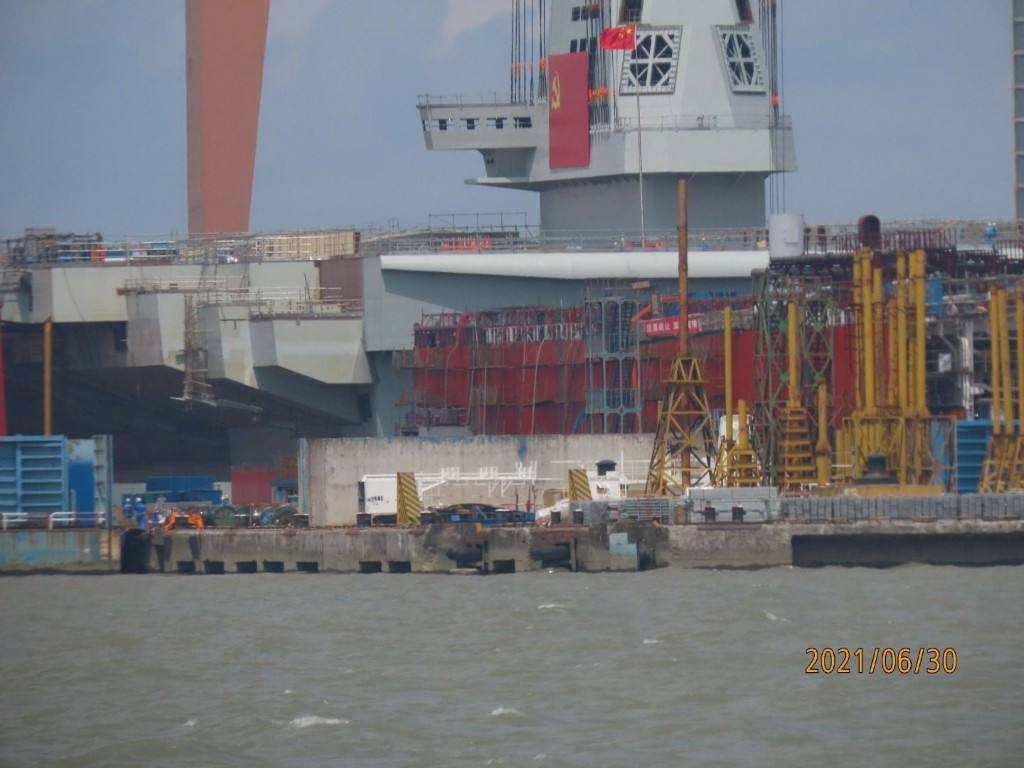 Những bức hình mới được hé lộ cũng cho thấy, thiết kế phần tháp thượng tầng của tàu Type 003 gần như giống y hệt, với những hình ảnh 3D được tiết lộ trước đó.