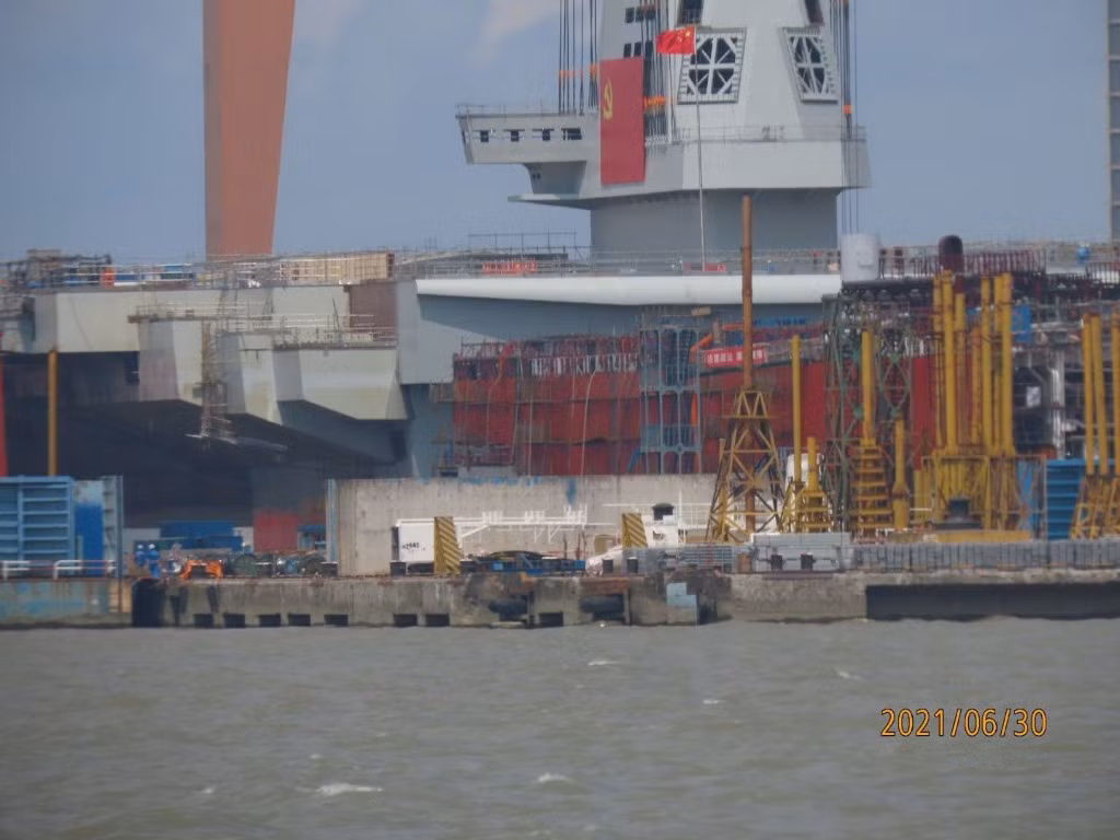 Những bức hình mới được hé lộ cũng cho thấy, thiết kế phần tháp thượng tầng của tàu Type 003 gần như giống y hệt, với những hình ảnh 3D được tiết lộ trước đó.