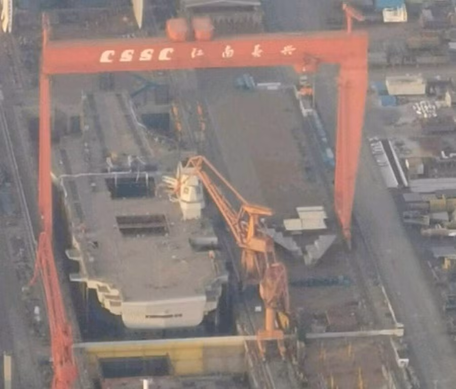 Với hệ thống phóng máy bay bằng hơi nước, tàu sân bay Type 003 sẽ có khả năng triển khai tiêm kích hạm J-15 với đầy đủ nhiên liệu và vũ khí - giải quyết được nhược điểm lớn nhất của các tàu sân bay Sơn Đông và Liêu Ninh hiện tại.