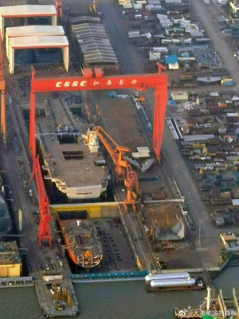 Việc sử dụng thiết kế đường băng phẳng, đồng nghĩa với việc tàu sân bay Type 003 cũng sẽ có hệ thống phóng máy bay - giống hệt như những tàu sân bay hiện tại của Hải quân Mỹ.