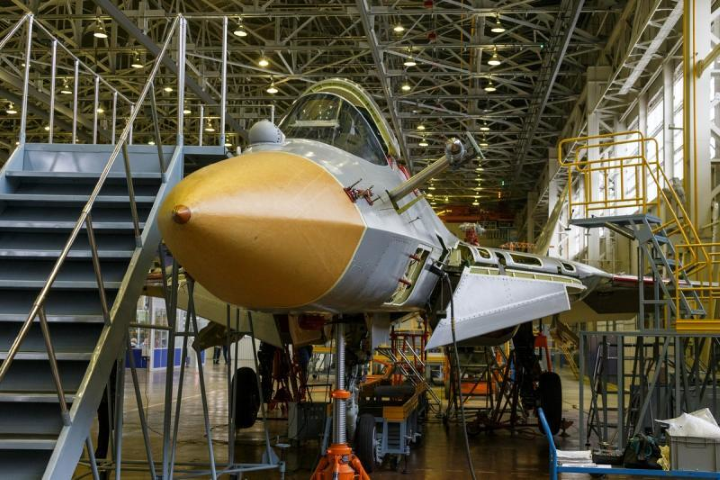 Tuy nhiên bất chấp những cam kết trước đó từ nhà sản xuất, trong năm nay, việc cung cấp Su-57 cho quân đội Nga có thể bị hủy bỏ và dời sang năm 2022, lý do dẫn tới tình trạng trên chưa được công bố một cách chính thức.