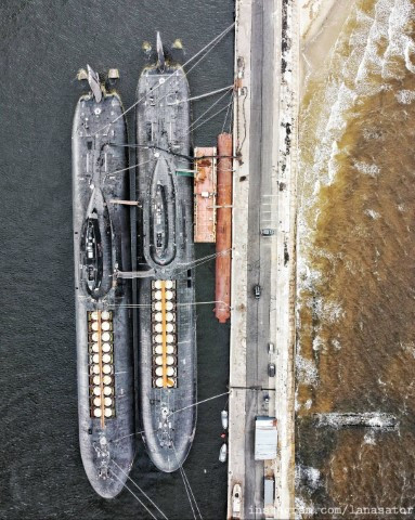 Các tàu ngầm lớp Akula hay còn được NATO gọi là Typhoon, bắt đầu được Liên Xô đóng mới từ năm 1976. Đây cũng là thời kỳ nền kinh tế và sức mạnh quân sự của Liên Xô lên tới đỉnh điểm.