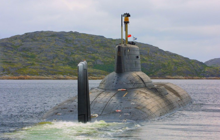 Do là tàu ngầm hạt nhân, thứ duy nhất giới hạn khả năng hoạt động của tàu ngầm này là dự trữ lương thực và nước ngọt. Theo lý thuyết, 160 thành viên thủy thủ đoàn và sĩ quan chỉ huy trên tàu, sẽ có đủ thực phẩm dự trữ cho hành trình dài 120 ngày. Nguồn ảnh: Damblev.